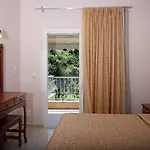 亚历山大酒店 *