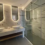 亚历山大酒店 *