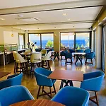 亚历山大酒店 *